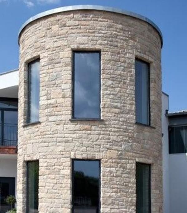 Turm mit einer Steinfassade