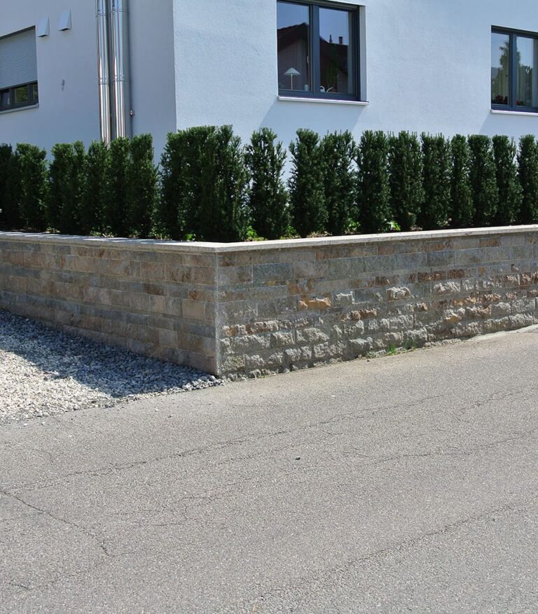 Mauer an einem Hauseingang
