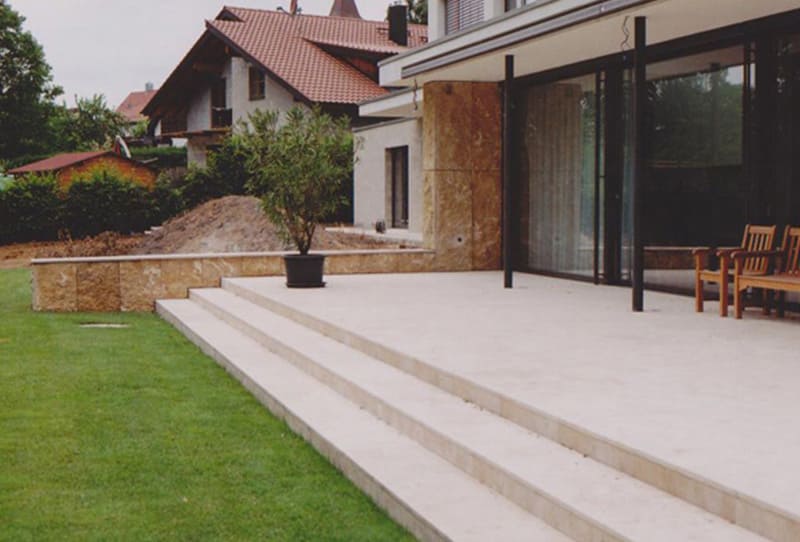 Terasse und Treppe aus Stein
