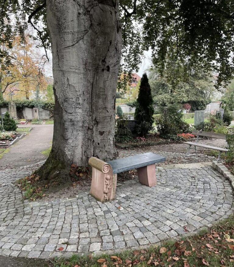 Steinbank am Friedhof